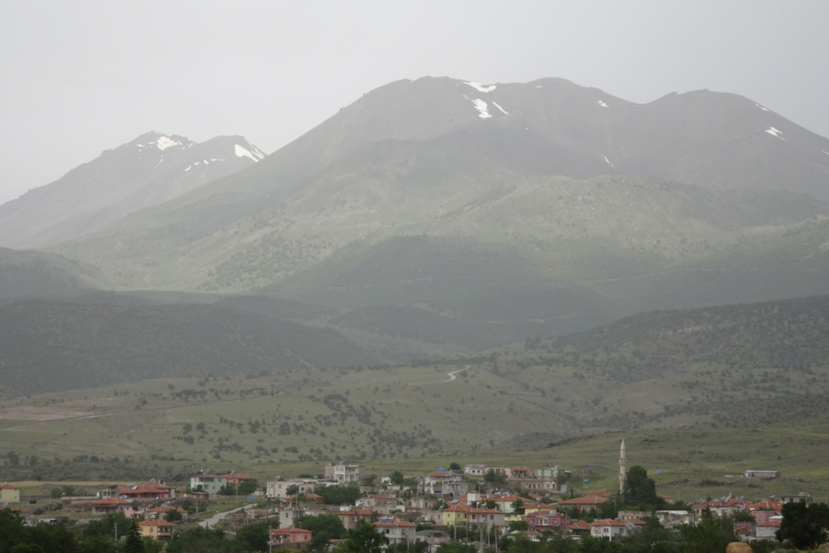 Ulukışla köyünden batıya Küçük Hasan Dağı ve Hasan Dağı’na bakış  