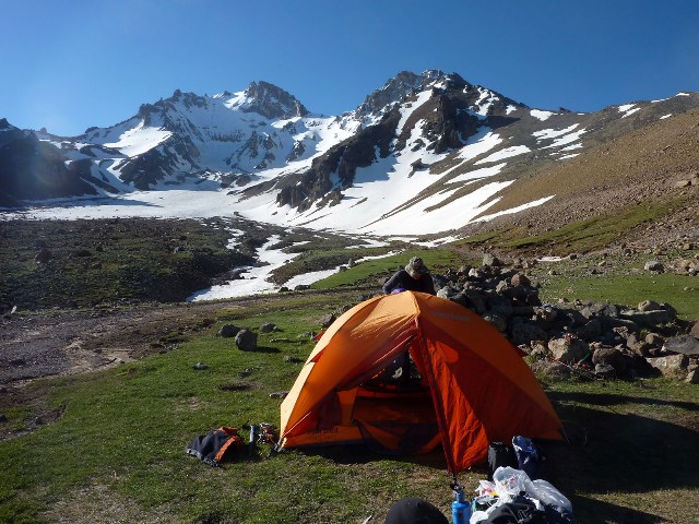 15 Mayıs 2014 günü kampımız. Arkada Erciyes kuzey buzulu ve sağda Küçük Erciyes kütlesi