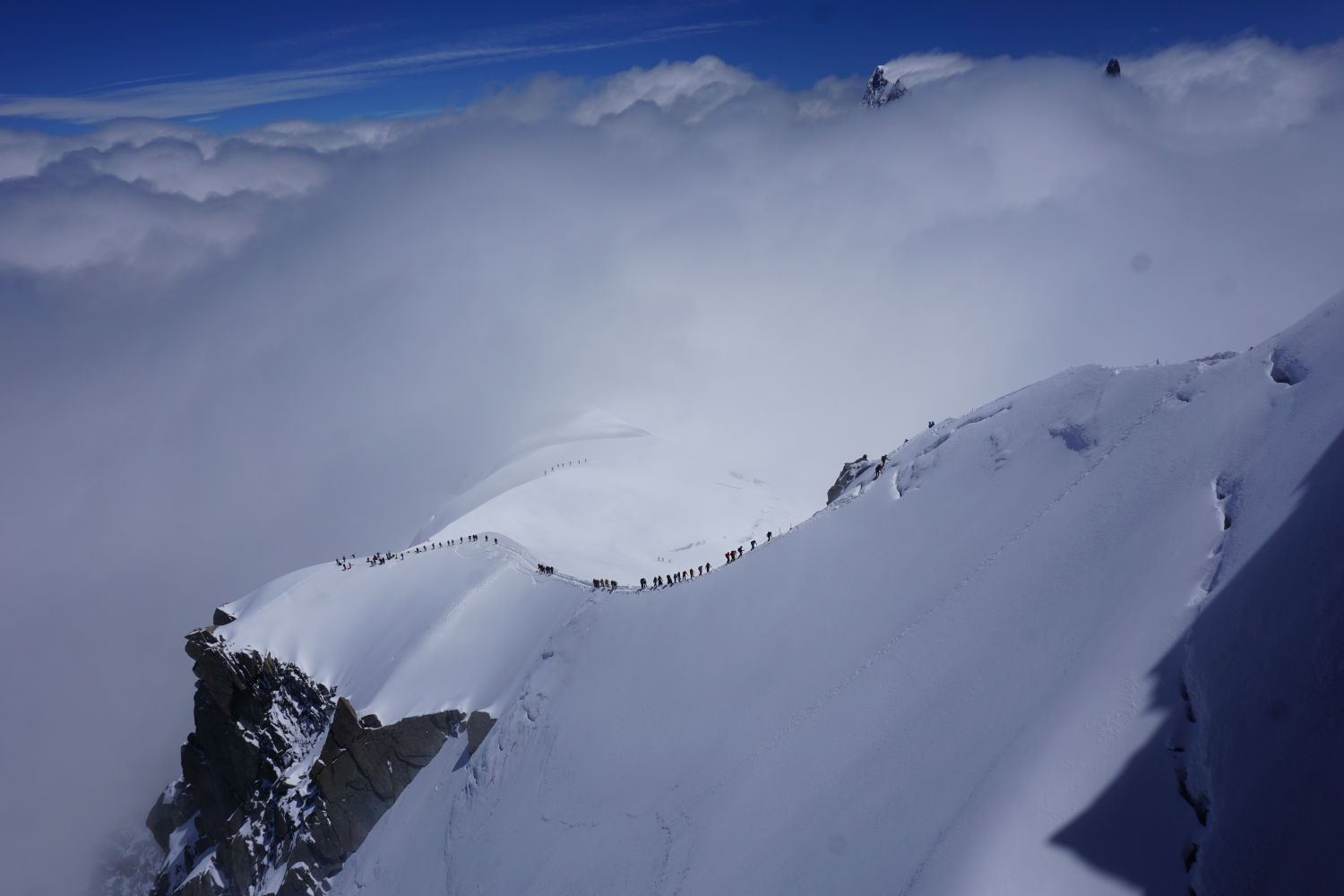 Aguille du Midi'den Mont Blanc'a giden sırt hattında giden ve oradan dönen tırmanışçılar.