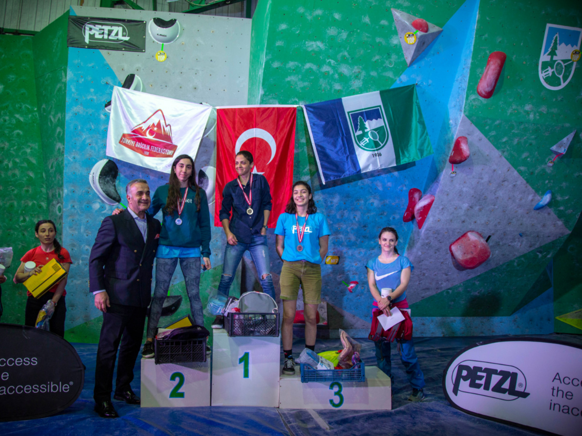 TED Spor kulübü başkanı Mehmet Tınaz ve kadınlar kürsü ya da şampiyonlar ligi.