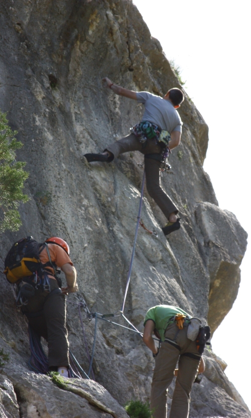 49 yaşındaki tırmanış arkadaşım Dr. Luigi Ceriani bizden bir gün evvel Easy Gymnopedie’nin 2. ve kilit ip boyunu tırmanırken