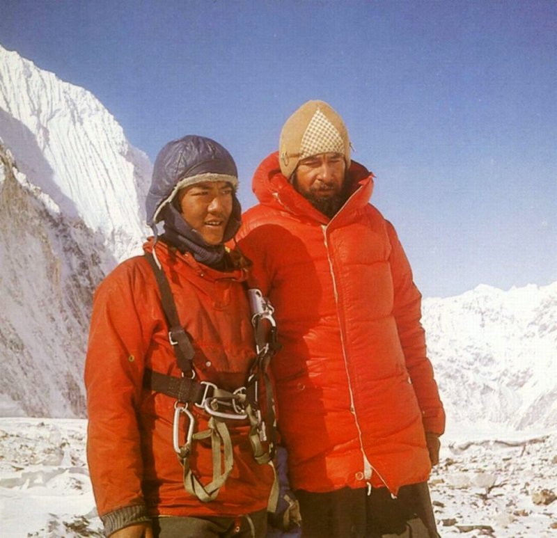 Pasang Norbu Sherpa and Andrzej Heinrichher Everest'in ilk Kış Ekspedisyonunda