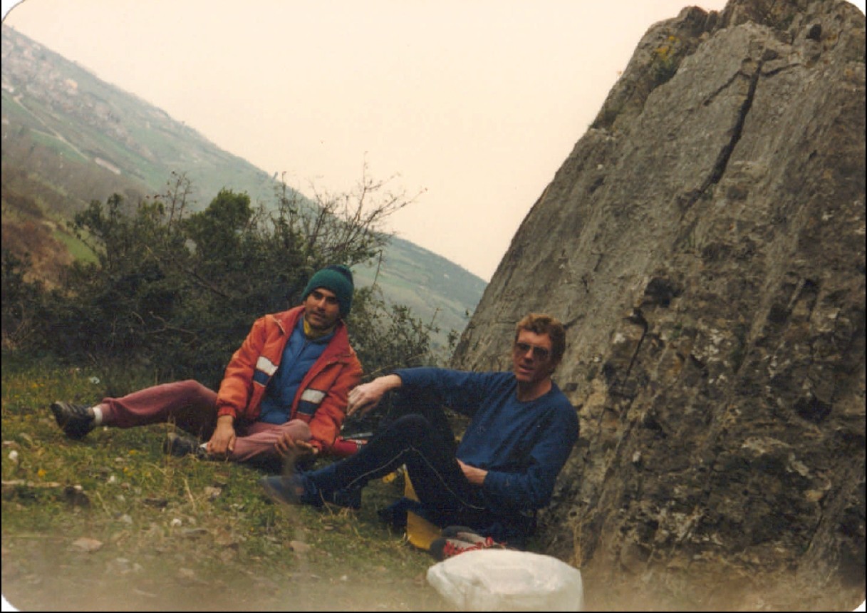 Emre Altoparlak ve David Smeaton 1987 yılında bir tırmanış molasındalar. Kanyonun sol kanadındaki kısa kaya bandının dibinde soluklanıyorlar.