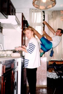 1997 senesinde Atölye’de satılan ve öğrenci bütçesine iyi kötü hitap eden Dechatlon marka kaya tırmanış ayakkabılarından ben de edinmiştim. O hafta nasıl bir havaya girdiysem bizim evin mutfak penceresinin doğramalarında idman yaparken buluverdim kendim. Annem sütlaç pişirmekte.