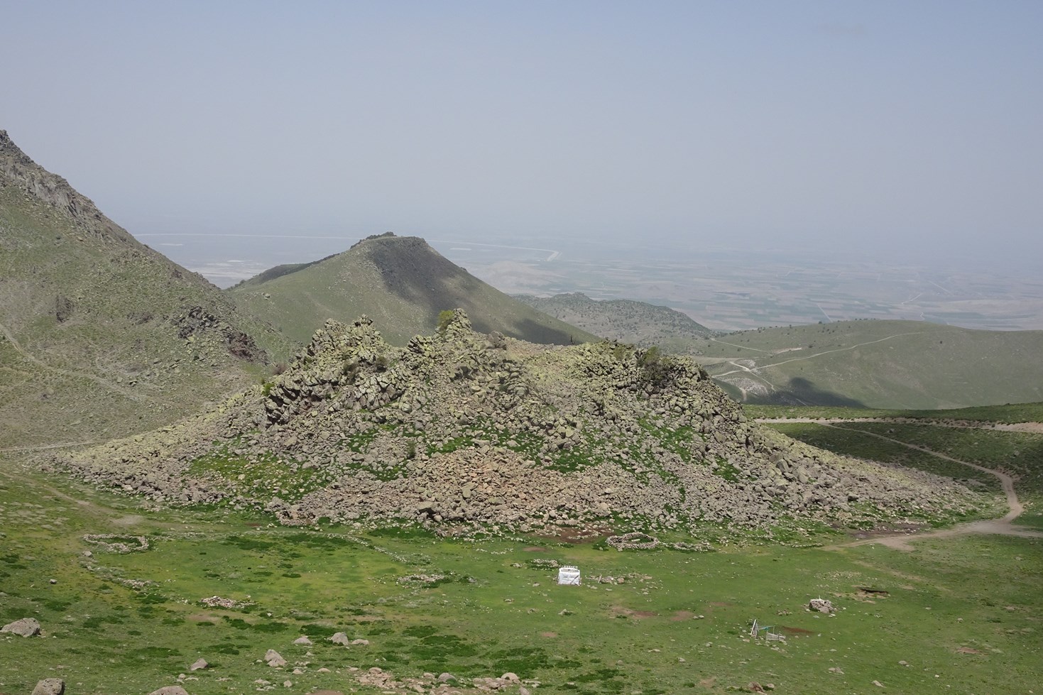 Karadağ’ ın yukarı kalderasından yükselen muhteşem püskürme konisi