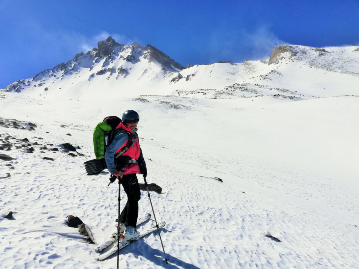 Kayak Merkezi Hacılar Kapı tarafından Hadak’ın dağ evine yürürken arkada Erciyes Doğu Yüzü.