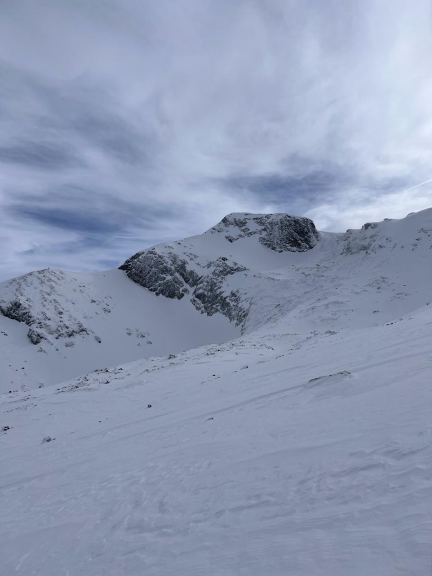 Sırt hattına çıkmadan önce solda kalan 3045 metre yüklekliği olan İsimsiz Dağ.