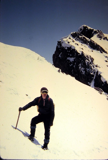 1983 senesi Cihan zirve sırtında. Arkada zirve noktası