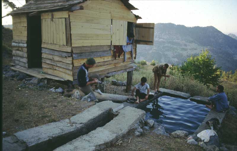 Yolda çadır köy odası muhtar evi orman kulübesi (resimdeki Tota Orman İşletmesinin kulübesi) değişik yerlerde kalarak ara sıra “kamyon-stop” çekerek Antalya’ya ulaştık.