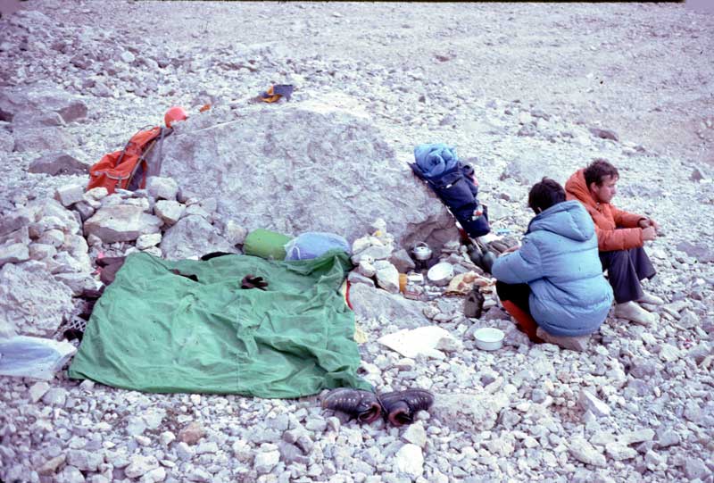 Çadır taşımaya ne gerek var su geçiren bivak torbaları yeter de artar  bile.