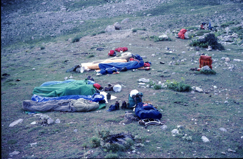 Karayalak girişinde Gelincik kayalarının karşısında çadırsız yatıyoruz. Çünkü çadır almamışız.