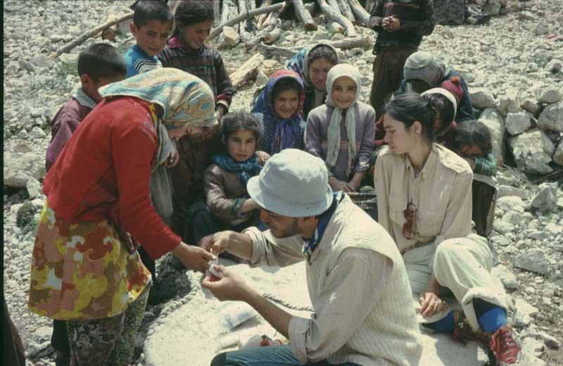 70’li yılların ulusal bilinçle donanmış gençliği gittiği obada köy çocuklarına ilk yardım yapıyor.