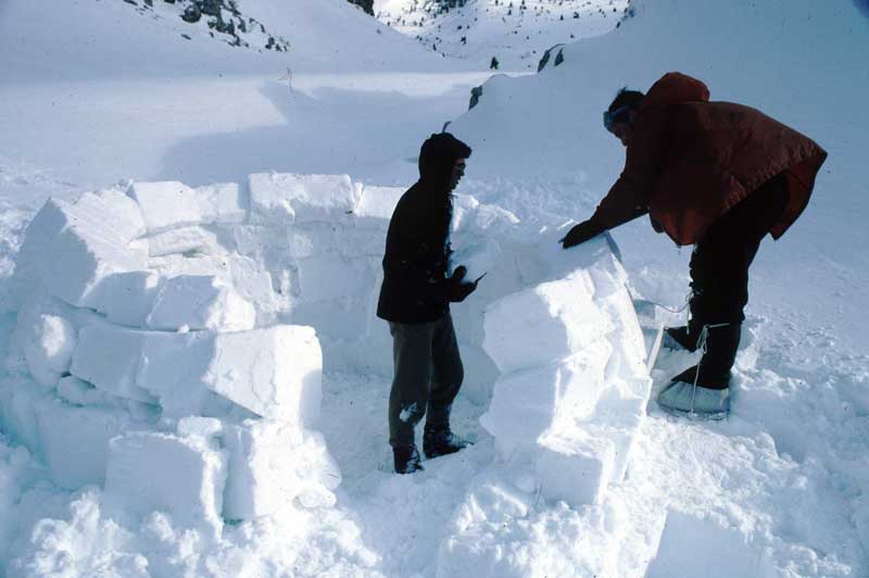 Aladağlarda kış barınması öğreniyoruz.