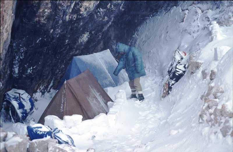 Çadırları ancak kelerlere kurarsak dayanıyorlar.