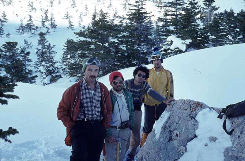 Jack London’un altın arayıcılarına benziyoruz. Bir yürüyüş sırasında.
