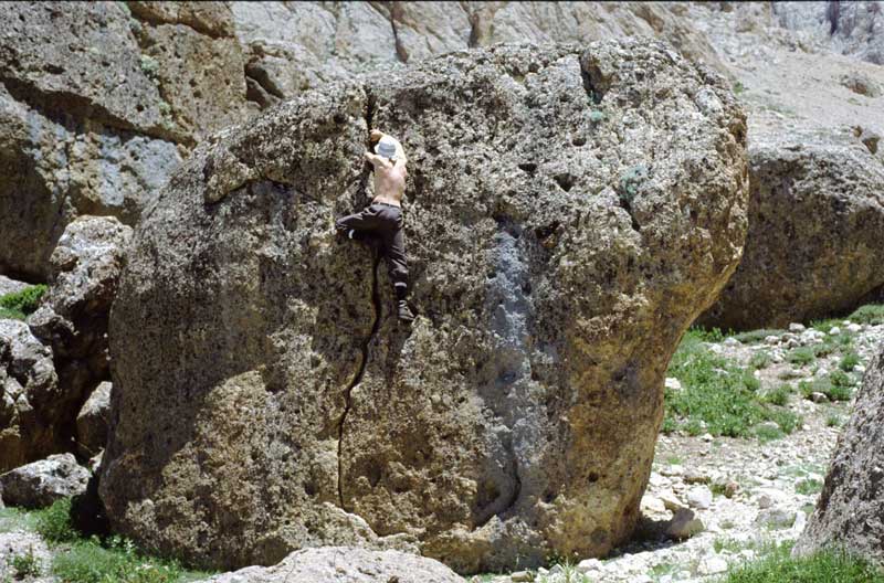 İskender kampta bir boulder problemi çözerken.