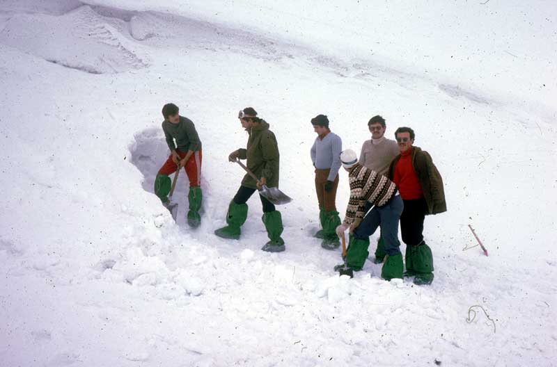 Şubat 1979’da torpil yaptırıp kendimizi Eğridir Dağ Komando Okulu'na aldırmıştık. Orada kar barınma tekniklerini öğrendik ama içlerinde kalmadık. Burada Kartal Otelin az ilersinde onlardan su dışında hiçbir lojistik destek almadan kar mağarası yapıp üç gece yattık.