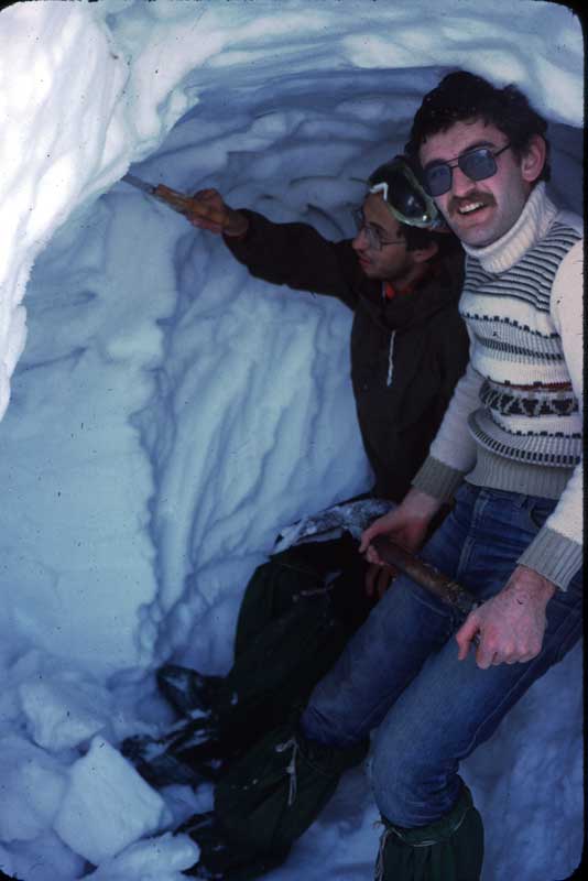 Kürek ve testerelerle mağarayı yapmamız bütün bir günümüzü aldı.