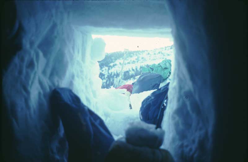 Gece yatarken kapımızı kardan bloklarla örüyorduk sabah da yıkıp açıyorduk. Girişin üzerindeki kişilerin uzunluğu 15 metreden fazlaydı ve bayağı zor bir şekilde “taş ocaklarımızdan” kesilip alınıyordu.