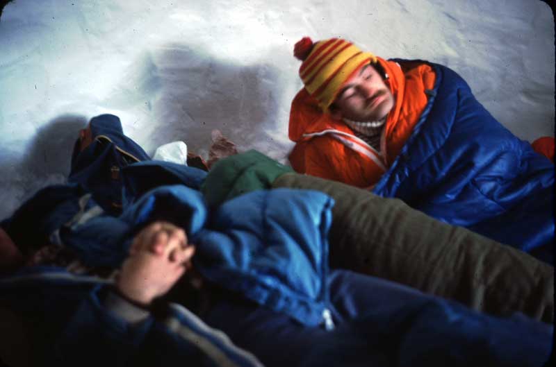 Halk mağaranın içinde uyanmaya çalışıyor.