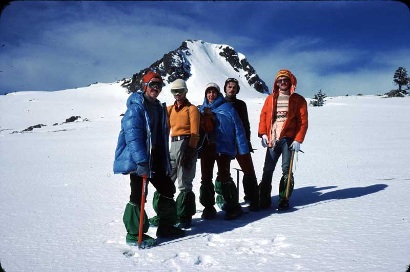 Ekip Kazan kaya tırmanışına gidiyor. Bu arada herkesin kar gözlüğü olmadığı için bazı arkadaşların gözlerinde rimel var. Askeri eğitimde öğrenmiştik.