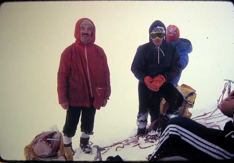 Dağı aşmışız ve yüzümüzdeki rahatlama ifadesi çok belli.