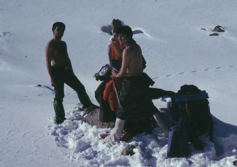 Ortadaki genç dağcı Nuri Bilge Ceylan. 1980 senesini sıkı bir dağcı olarak yaşayıp bir daha dağlarda görülmedi.