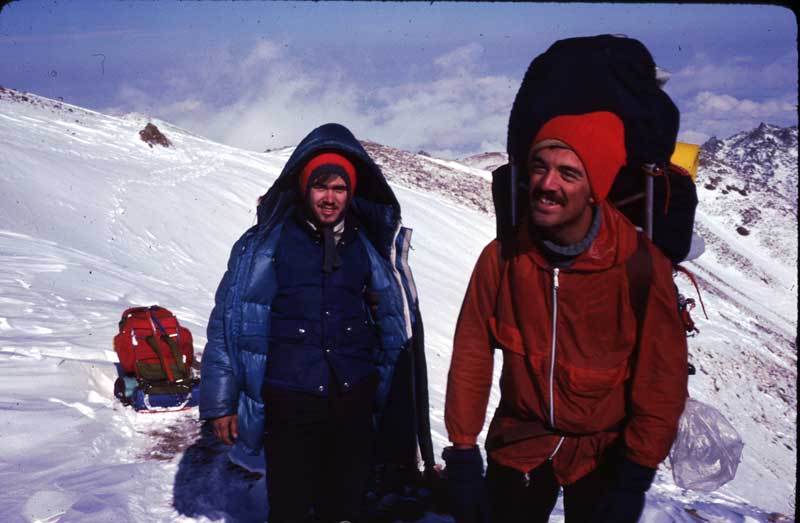 2600 metredeki dağ evine malzemeleri çıkarabilmek için aramızda 40 kiloluk çantalar taşıyanlar oldu.