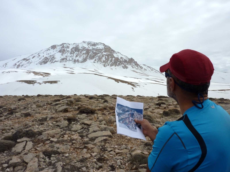 2011 yılından çektiğim resimlerin üzerinden çizimler yapmış epey çalışmış detaylı olarak basmış bir dolu sayfayı da dağa kadar getirmiştim.  Evdeki hesabımızı dağın gerçeği ile karşılaştırmak oldukça eğlenceli olabiliyordu. Resimde hiç belli olmayan gölgelerin ardına saklanmış kulvar gerçekte karşımıza çıkıvermişti.