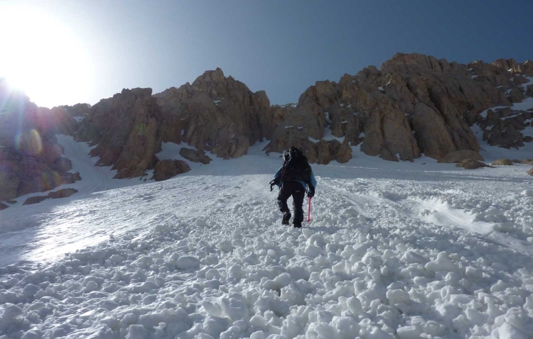 Resmin tam ortasında gireceğimiz kulvar duruyor ama buradan bakıldığında bizi hiç de yukarılara götüreceğe benzemiyor.