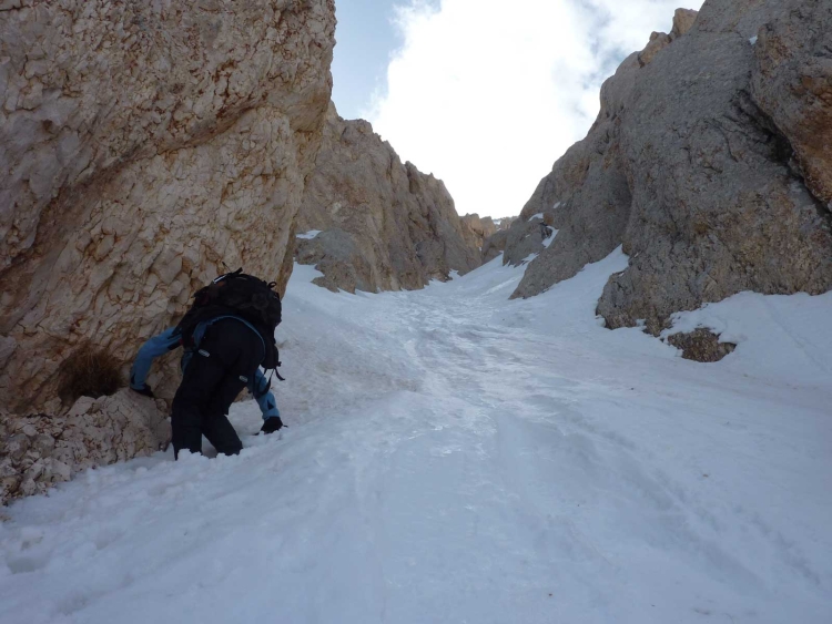 Kulvarın hemen girişinde durup krampon takıp ipe girdik.