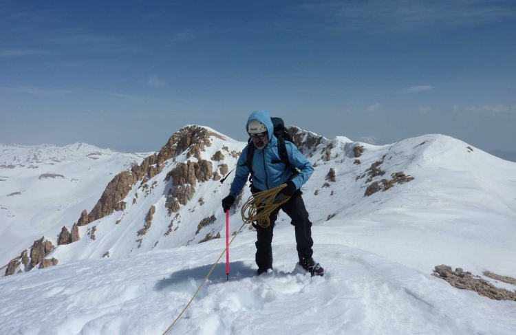 Kızlarsivrisi'nin zirve sırtı. Sert kar ve daha makul bir rüzgarda çok zevkli bir geçiş olabilirdi ama hiç gidilesi olmadı. Vedat'ın elinde tuttuğu ip kangalının açısına dikkat. İyi ki ikimiz de kallavi adamlarız yoksa Elmalı ilçesine kadar 'uçar' giderdik.
