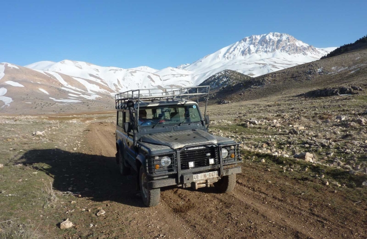 Vedat'ın emektar ötesi tarihi Land Rover'i gene bizi keyifle getirip götürdü. Yandaki resme bakarsanız ne dediğimi daha iyi anlayacaksınız.