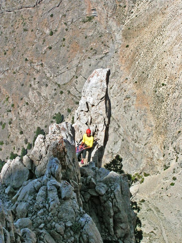 Kuzeybatı köşesi Fire Thru The Crux'ın üst etaplarında tırmanış