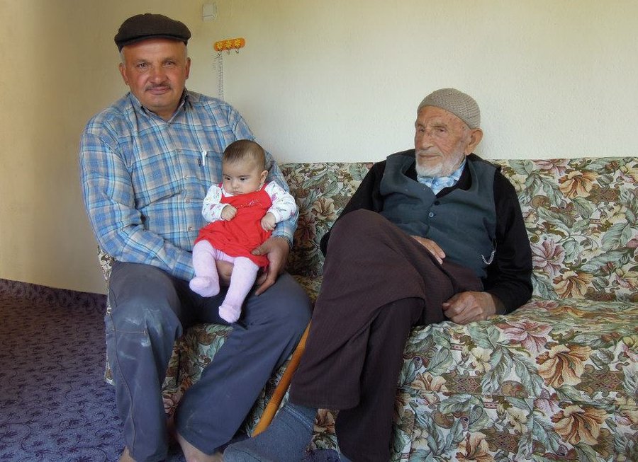 Mehmet Ağa Oğlu Saadettin ve 2.Kuşak Torunu Elif Naz ile (2013)