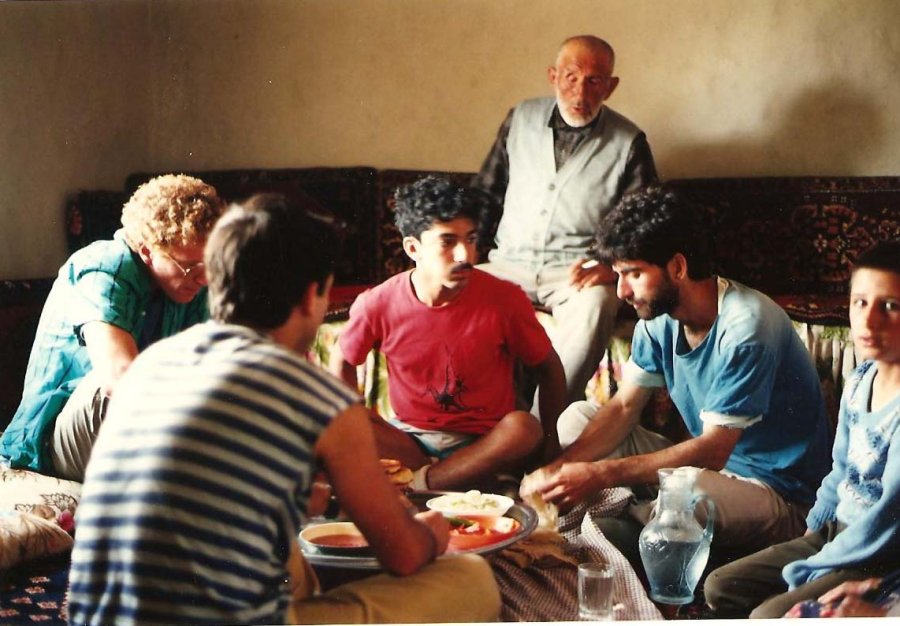 Mehmet Ağa'nın evinde kahvaltı (1988-90) Soldan sağa: David Smeaton Rıfat Başar Mehmet Taşyalak John Pierre Emre Altoparlak