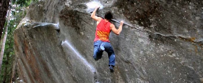 Uğur Yılmaz 8A(Fb8a) zorluğunda ünlü bouldering rotası Foxy Lady'nin kilidinde