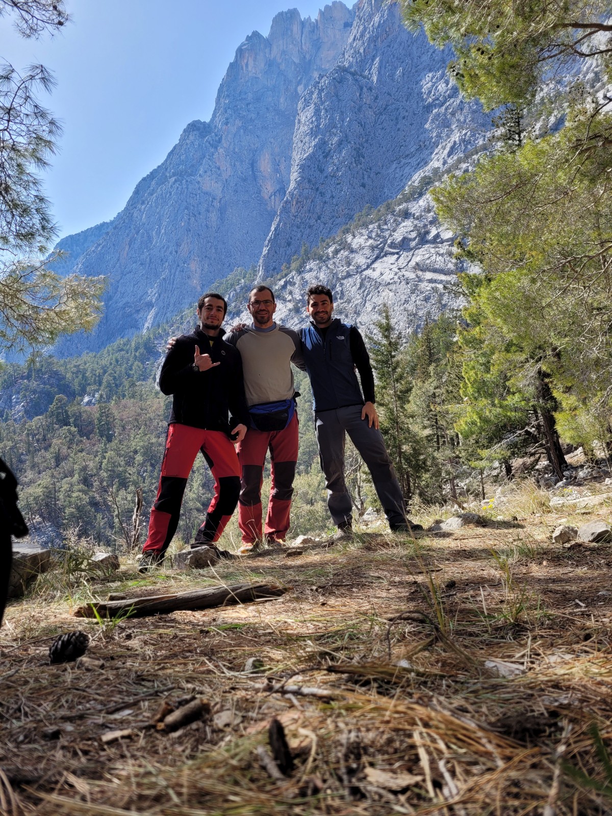 İsmail, Aykut, Eren, ilk Deneme Ekibi / Arka planda duvar