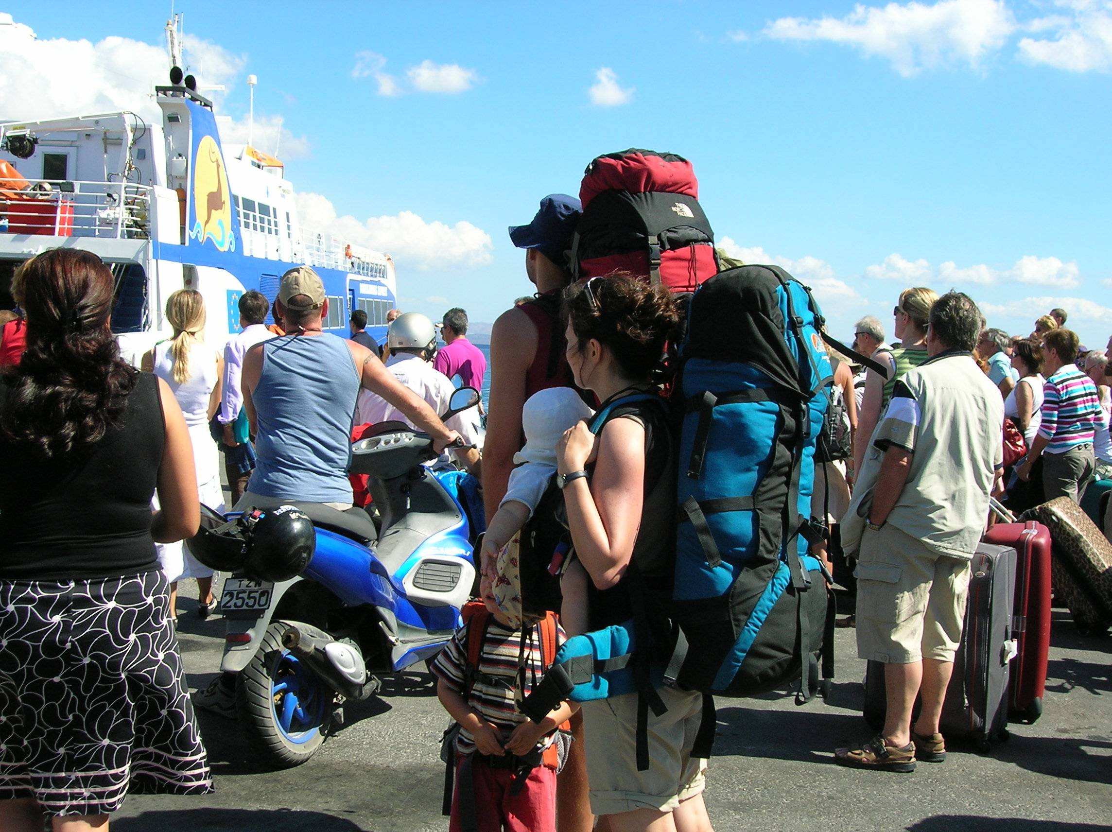 Kos limanındaki feribot yolcuları