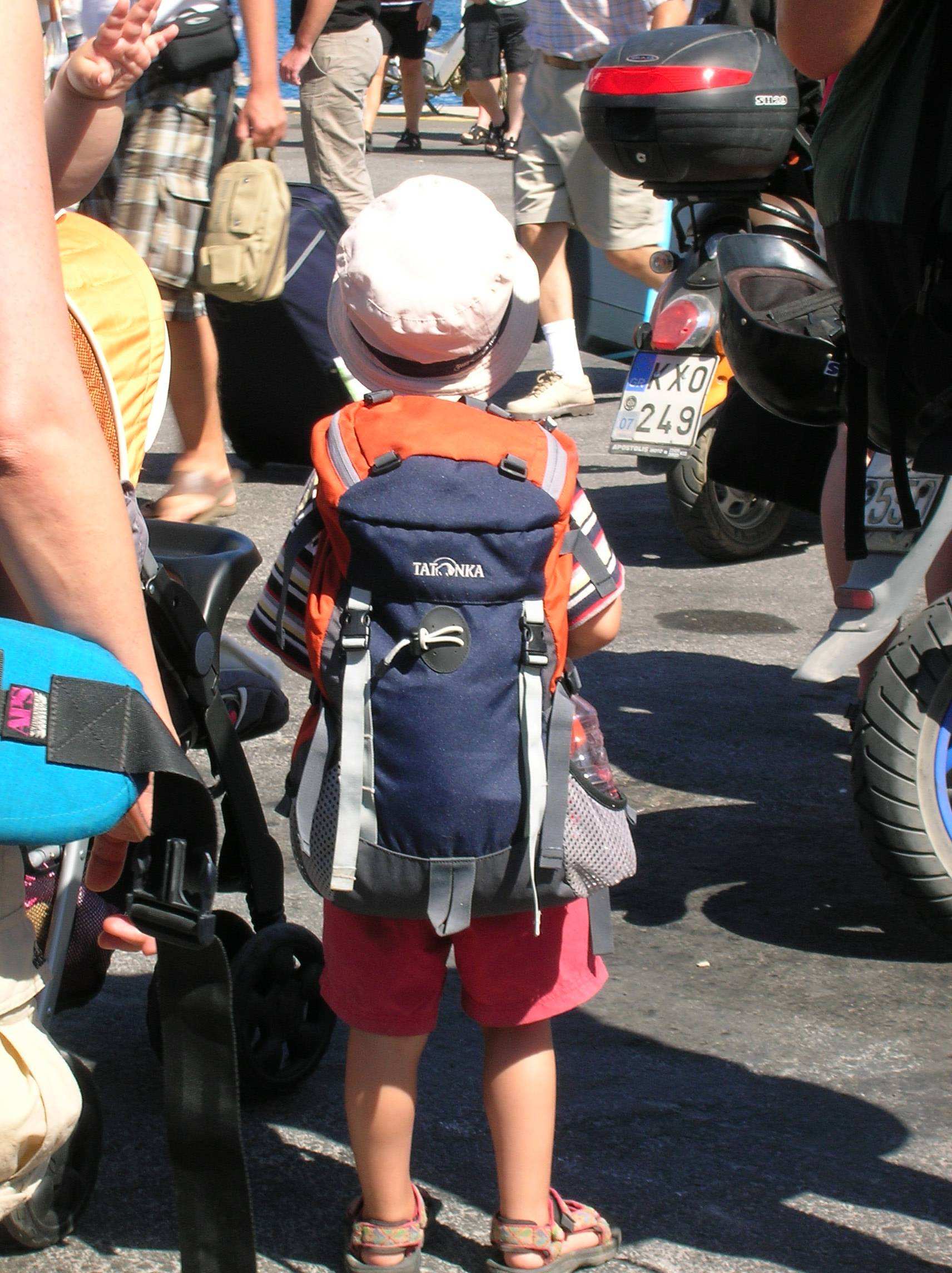 Kos limanındaki feribot yolcuları