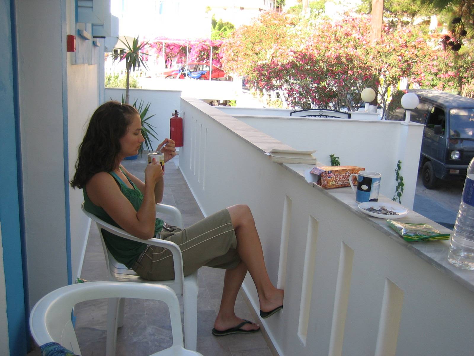 Roro balkon keyfi yaparken