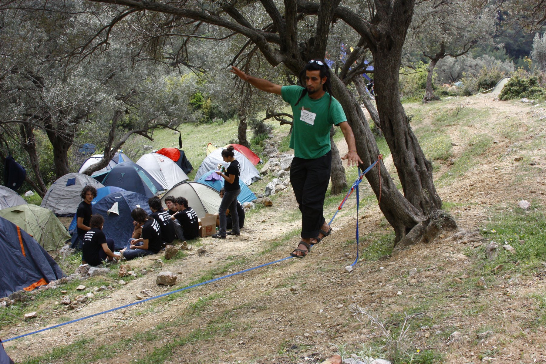 Kamp alanında bir de slack line vardı. Fuat Dal slack line da 