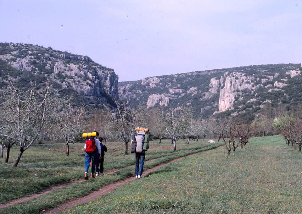 1987 yılında Gebze Ballıkayalar Kanyonu’na elma ağaçları arasından yürüyen tırmanıcılar.