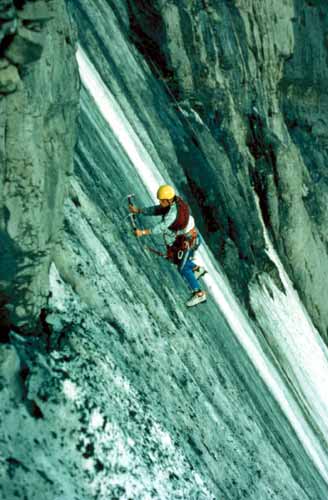 Bubendorfer Eiger Kuzey Yüzü'nde. 17 Temmuz 1983'te çekilen bu fotoğraf P.Rohrmoser ile duvarı 10 saatte tamamladıkları tırmanıştan. Sadece 12 ip boyunda ip açmışlar.