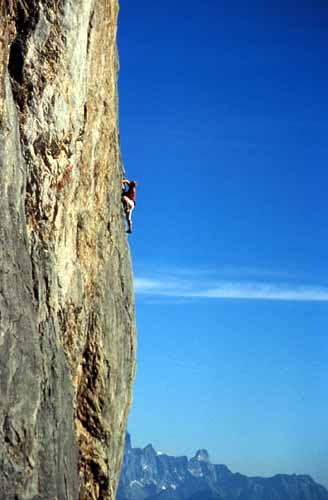 Thomas Bubndorfer serbest-solo tırmanıyor. Soldan sağa: Hochkonig solo Hochkonig solo ve Marmolada