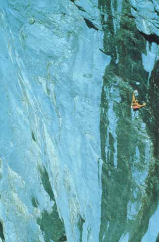 Thomas Bubndorfer serbest-solo tırmanıyor. Soldan sağa: Hochkonig solo Hochkonig solo ve Marmolada