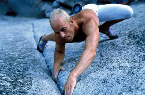 Thomas Bubendorfer Yosemite vadisinde bir başka serbest solo tırmanışında.
