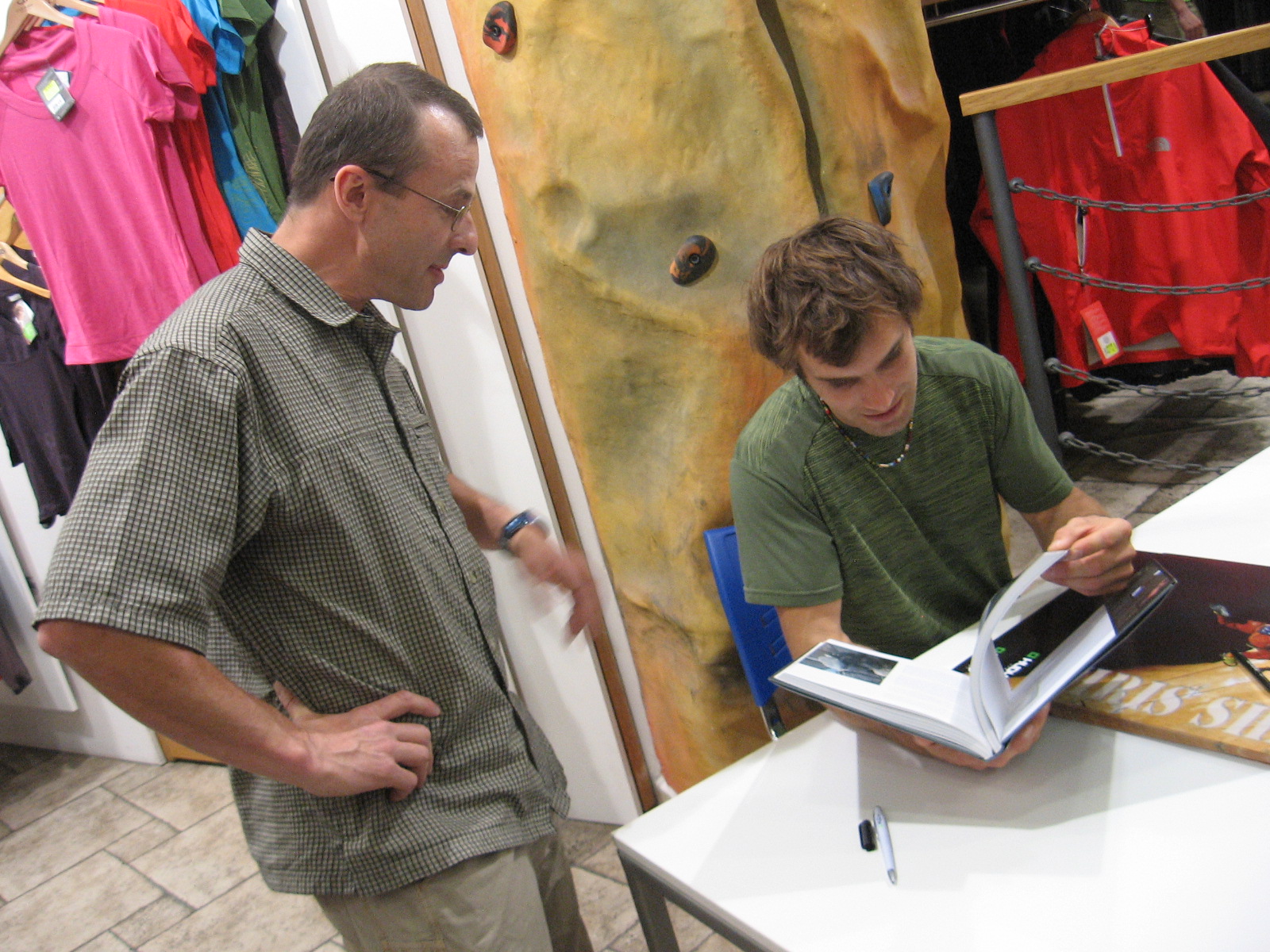 C.Sharma'ya Çeklerin kumtaşı kültürünü anlatan kitap hediye ediliyor.