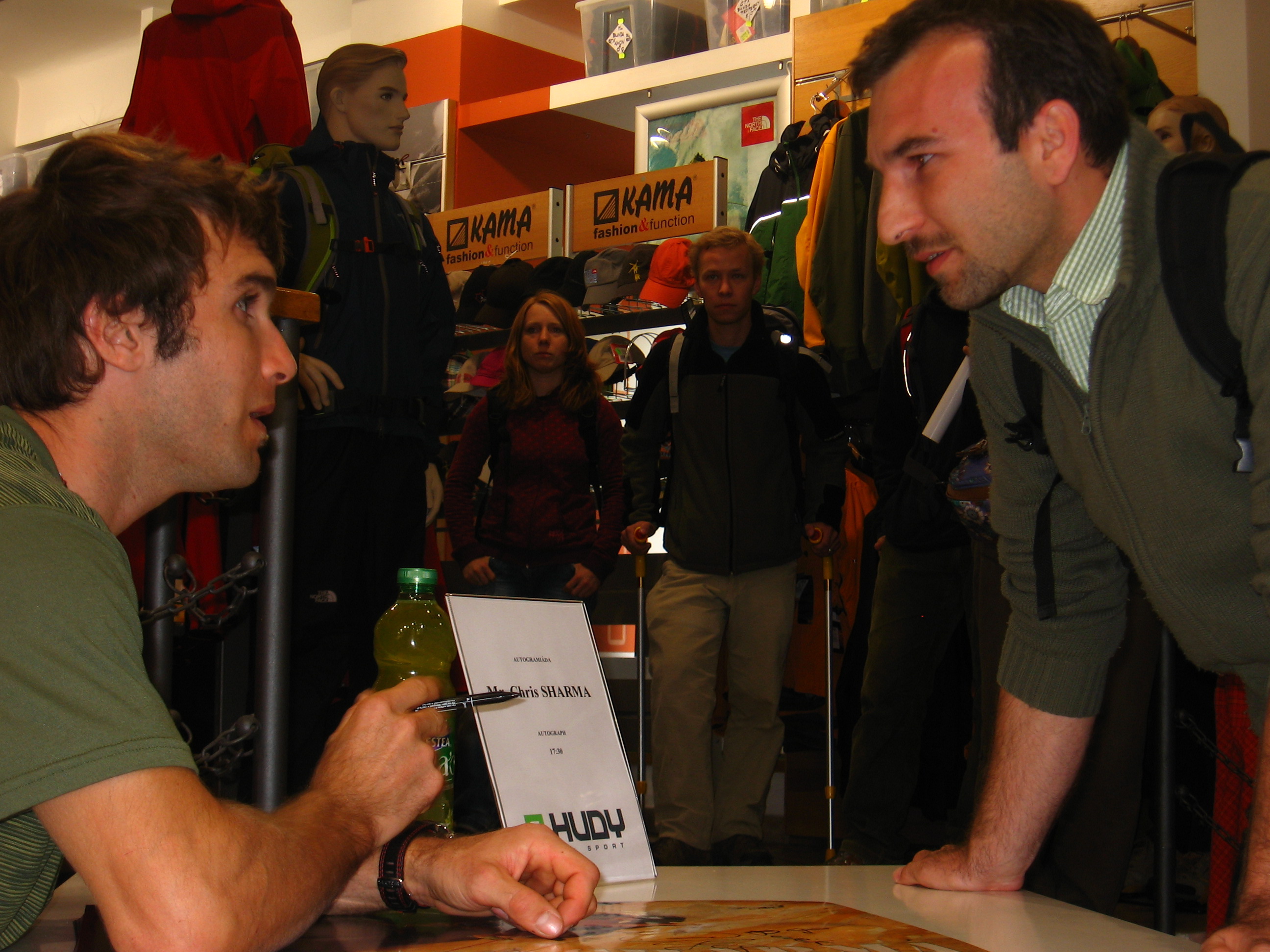 Burak Özdoğan Chris Sharma'ya tirmanis.org'u anlatıyor