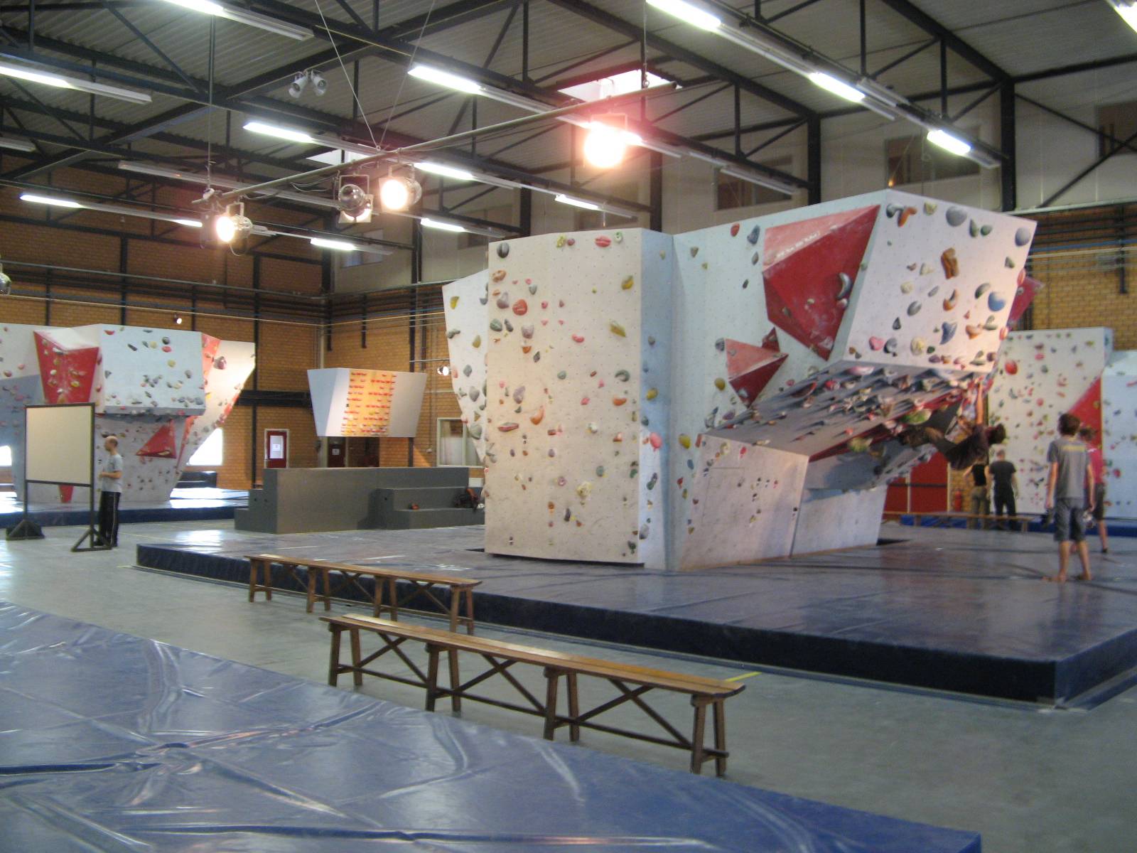 Arkada kampüs görünüyor